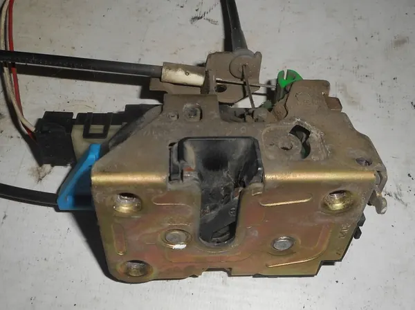 Renault Kangoo I 03 Oikea Takaluukun Lukko Liukuovi OEM 7700308812 image 3