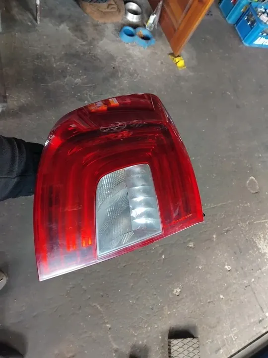 Luz trasera izquierda Skoda Superb II Lift 2013- Kombi 3T9945095B image 3