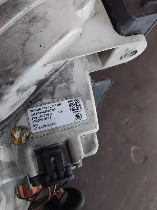 Luz trasera izquierda Skoda Superb II Lift 2013- Kombi 3T9945095B image 7