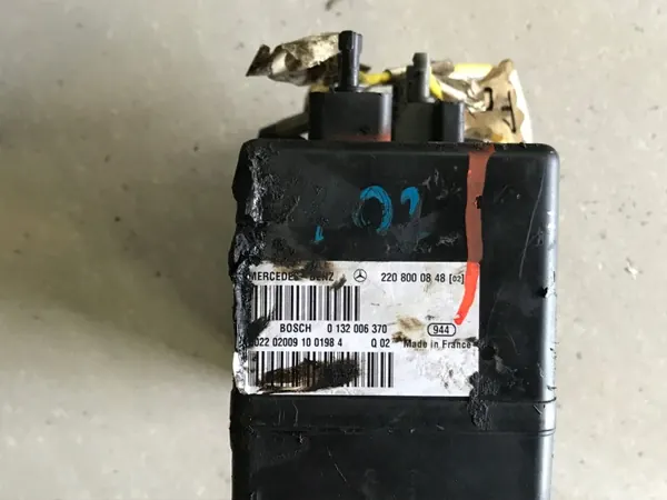Mercedes W220 central låspump OEM 2208000848 image 3