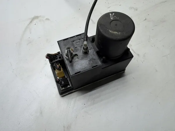 Centrallåsningspump AUDI A3 A4 8L0862257K image 1