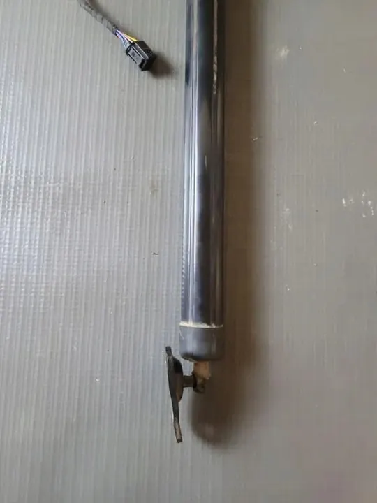 Oikea tavaratilan nostin VW TOUAREG 7P6827851B image 3