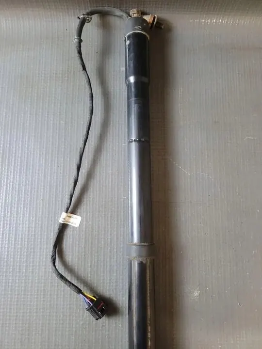 Oikea tavaratilan nostin VW TOUAREG 7P6827851B image 4