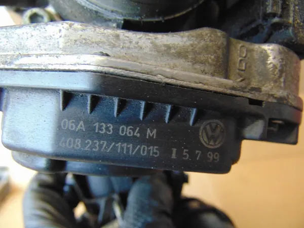 Ansaugkrümmer Drossel komplett Seat Toledo 1.8 image 5