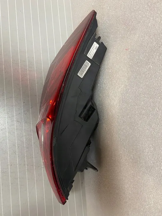 Luz trasera izquierda Skoda OE 3V9945207 image 4