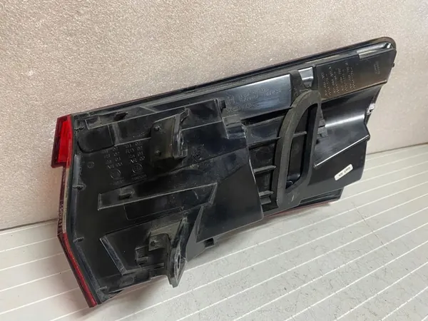 Luz trasera izquierda Skoda OE 3V9945207 image 5