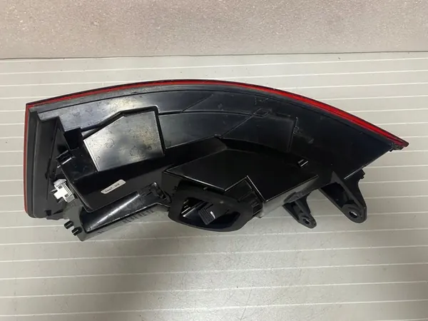 Luz trasera izquierda Skoda OE 3V9945207 image 7