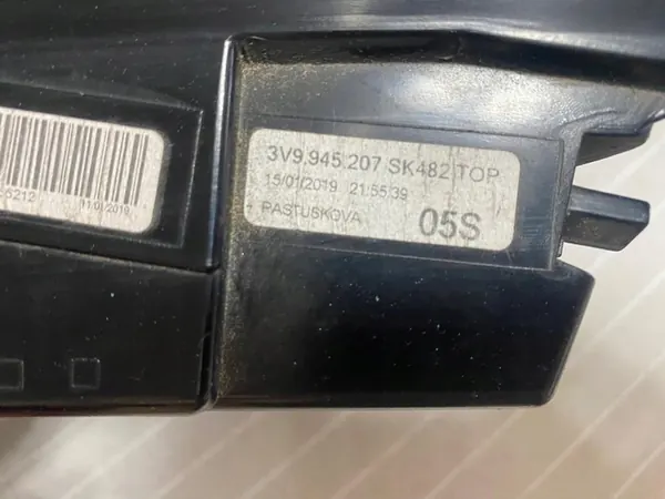 Luz trasera izquierda Skoda OE 3V9945207 image 8
