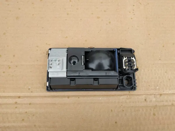 Mercedes W124 Inredningsbelysning OEM 1248202201 - Begagnad image 4