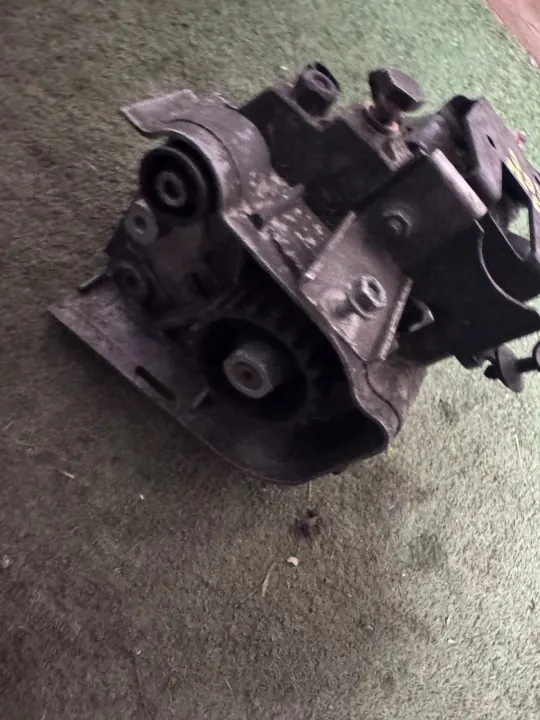 Bomba de aceite OEM 03G115105C para Audi A4 A6 Passat 2.0 TDI image 2