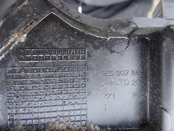 Oikea puskurituki Skoda Octavia III image 5