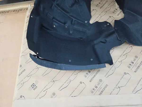 AUDI A5 8T A4 B8 Front Left Wheel Arch 8T0821171M image 3