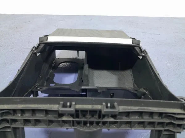 BMW X7 G07 keskikonsolin säilytys OEM 9399863 image 8