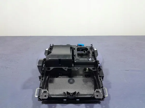 BMW X7 G07 keskikonsolin säilytys OEM 9399863 image 9