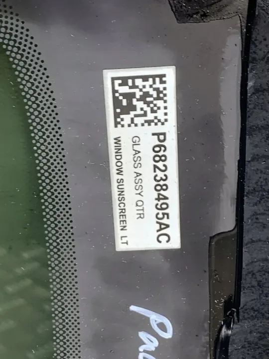 Vitre latérale droite arrière Chrysler Pacifica 2018 OEM P68238494AC image 3
