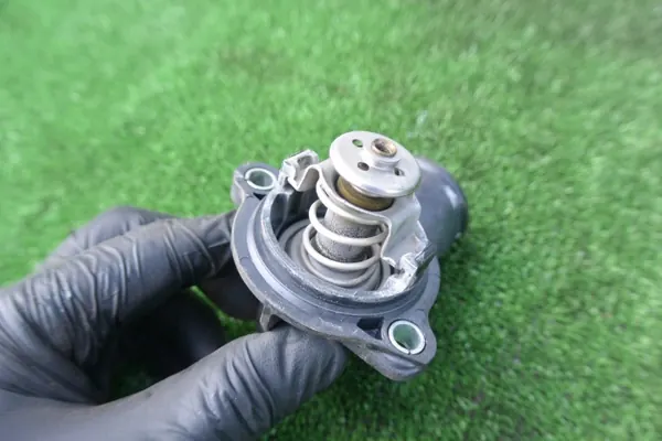OEM Termostaatin Kotelo Maserati 3.0D - Käytetty image 3