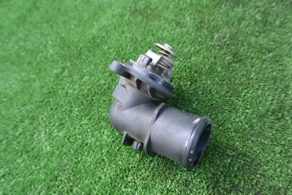 OEM Termostaatin Kotelo Maserati 3.0D - Käytetty image 4