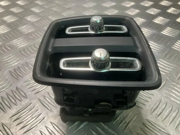 Volvo dashboard luchtrooster OEM 31469033 image 9
