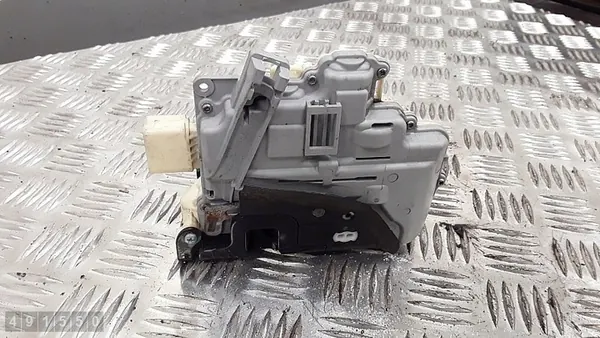 Rechts vordere Türschloss VW TIGUAN 2009 2.0L Diesel OEM CZ3C2837016A image 3