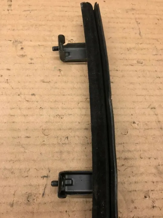 OEM ROC1360 Vasen etuoven ikkunalista - VW Golf II image 3