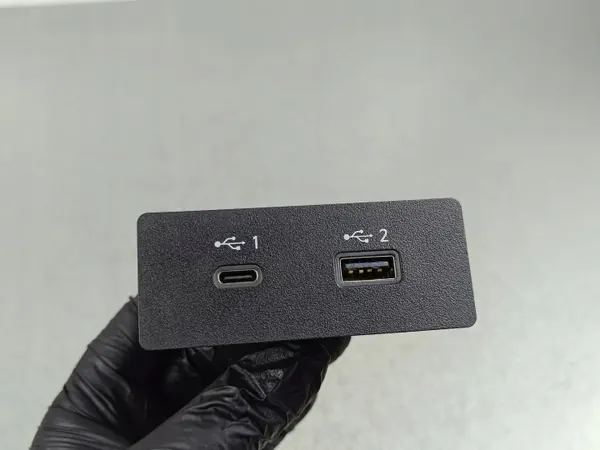 Tomada USB Mitsubishi Outlander OEM 8J0V8H28 image 2