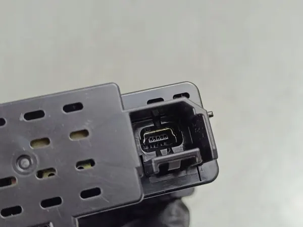 Tomada USB Mitsubishi Outlander OEM 8J0V8H28 image 4