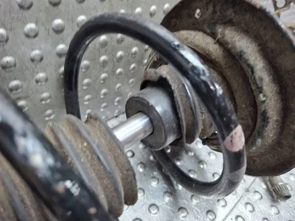 Fram Vänster Stötdämpare OEM S26309764 Renault image 4
