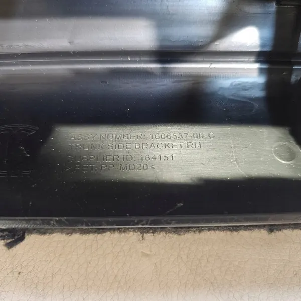 Tesla Model S Plaid bagageutrymmesmatta OEM 1606537-00-C image 9