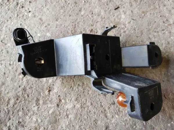 BMW 5 Touring E61 Takavalonliitin OEM 6923306 image 3
