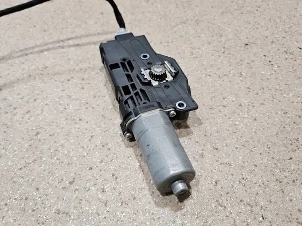 Motor de techo solar Hyundai Ioniq 5 OEM 81679GI000 image 3