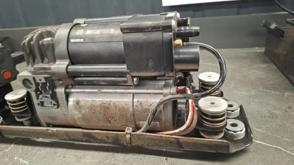 Compressor suspensão BMW OE 6789450 usado image 3