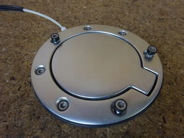 AUDI TT 8N Bränsletanklock med Aktuator 8N0809905B image 2