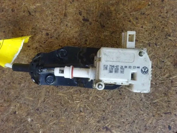 AUDI TT 8N Bränsletanklock med Aktuator 8N0809905B image 3