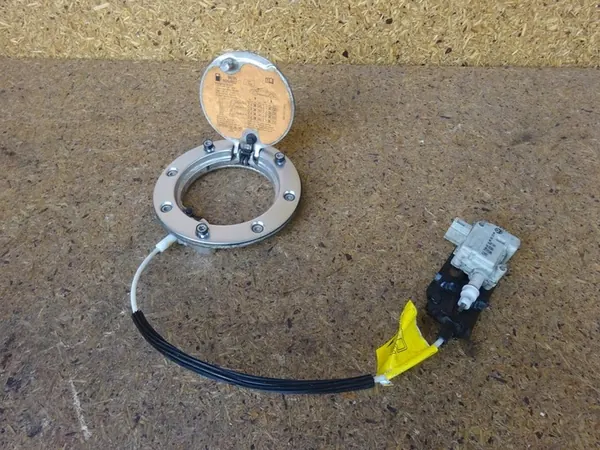 AUDI TT 8N Bränsletanklock med Aktuator 8N0809905B image 4