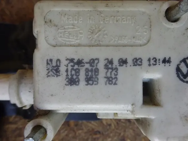 AUDI TT 8N Bränsletanklock med Aktuator 8N0809905B image 9