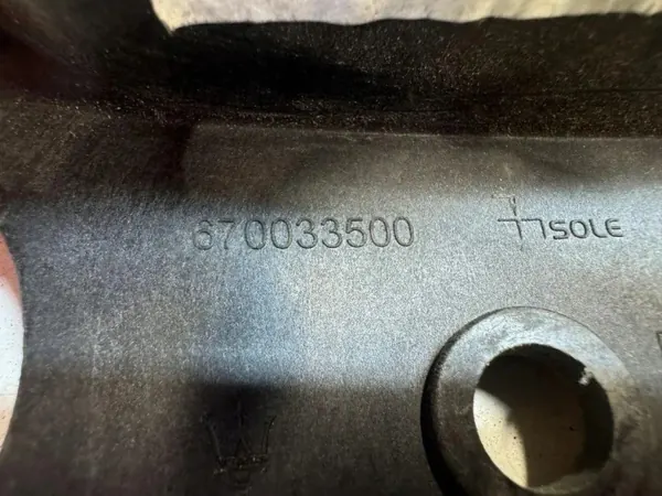 Pièce compartiment moteur Maserati Levante 2017 OEM 670033500 image 3