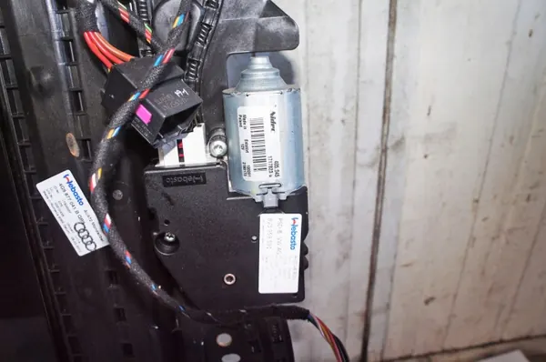 UF321 Audi A6 C7 Taklucka OEM 4G9877041B 8V3959591 image 6
