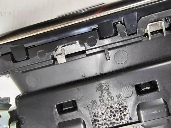 Cache Port USB Peugeot 5008 II OEM 9810274277 image 6