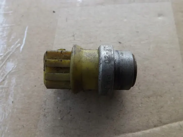 VW Audi 2.8 VR6 Jäähdytysnesteen lämpötila-anturi 701919369B image 2