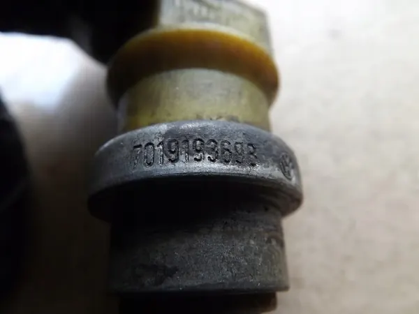 VW Audi 2.8 VR6 Jäähdytysnesteen lämpötila-anturi 701919369B image 5