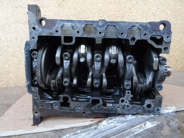 Moottorilohko Alaosa OEM DEU DEUA Audi A4 B9 2.0 TDI image 9
