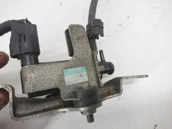 Válvula de vácuo Toyota OEM 2581933030 - Usado image 6