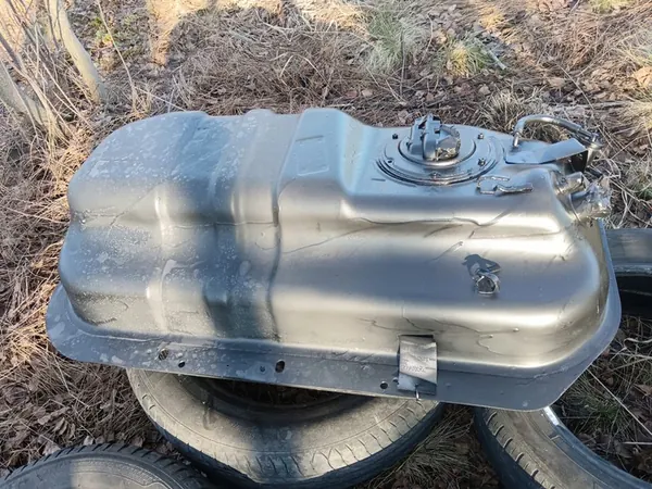 Réservoir de carburant Nissan Terrano II OEM image 1