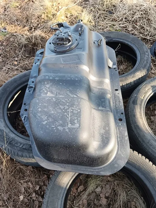 Réservoir de carburant Nissan Terrano II OEM image 3