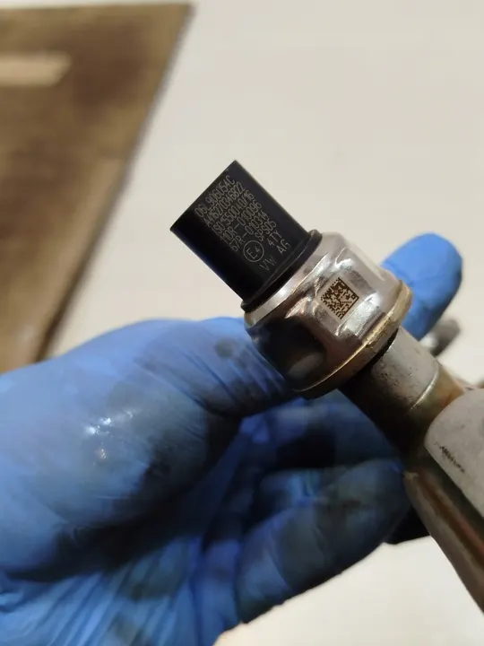 Rampe d'injection + Capteur Audi A4 B9 2.0 TFSI image 3