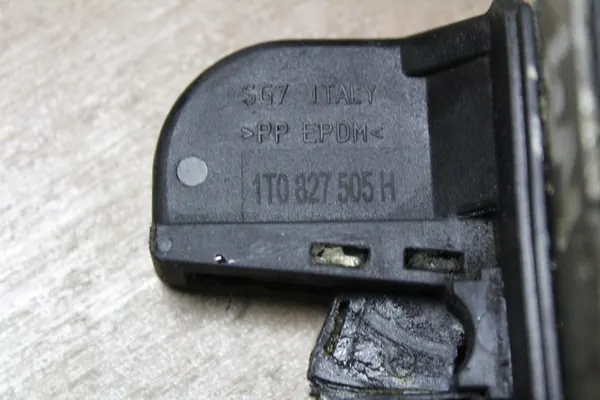 Baklucka Lås VW Touran 03-09 Europa OEM 1T0827505H image 4