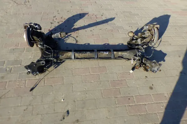 Viga suspensión trasera OEM 440102370R para Renault Megane IV image 3