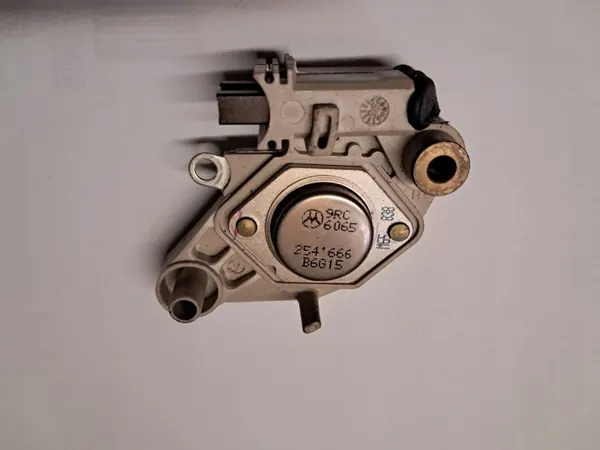 Generator spänningsregulator OEM 0021549106 Begagnad image 2