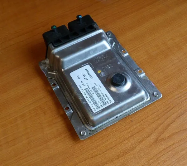 Unité de contrôle moteur FIAT 500 1.2 8V 9GF.T6 52032653 image 2