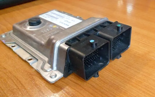 Unité de contrôle moteur FIAT 500 1.2 8V 9GF.T6 52032653 image 3